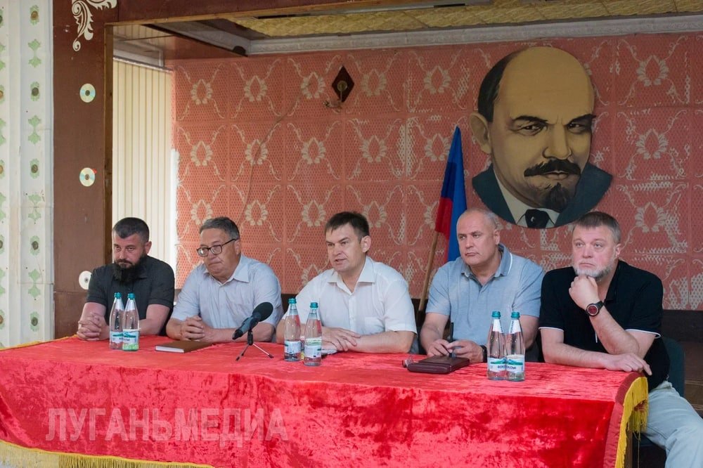 Своих не бросаем: с жителями Меловского района провели встречу депутаты Народного Совета ЛНР