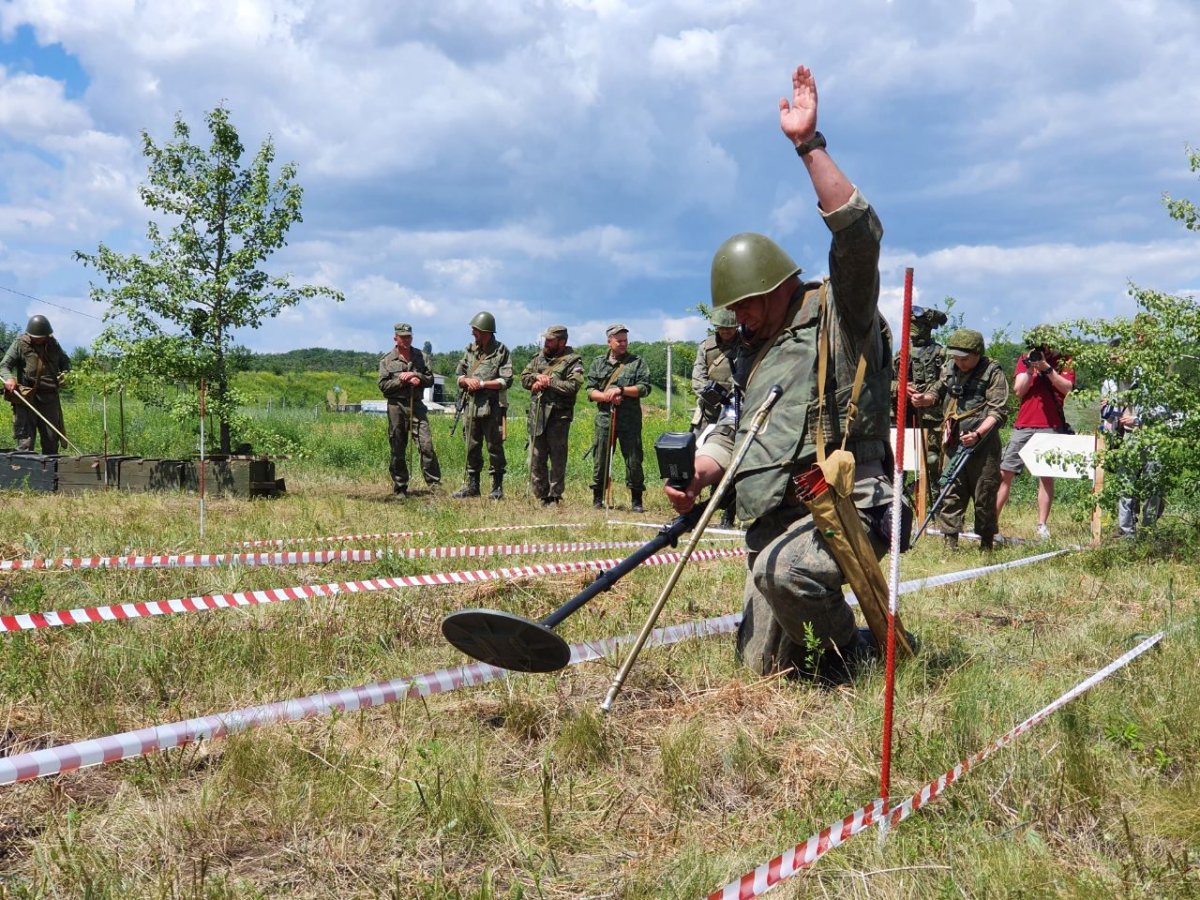 Специалисты Международного противоминного центра ВС РФ начали обучать саперов Республики