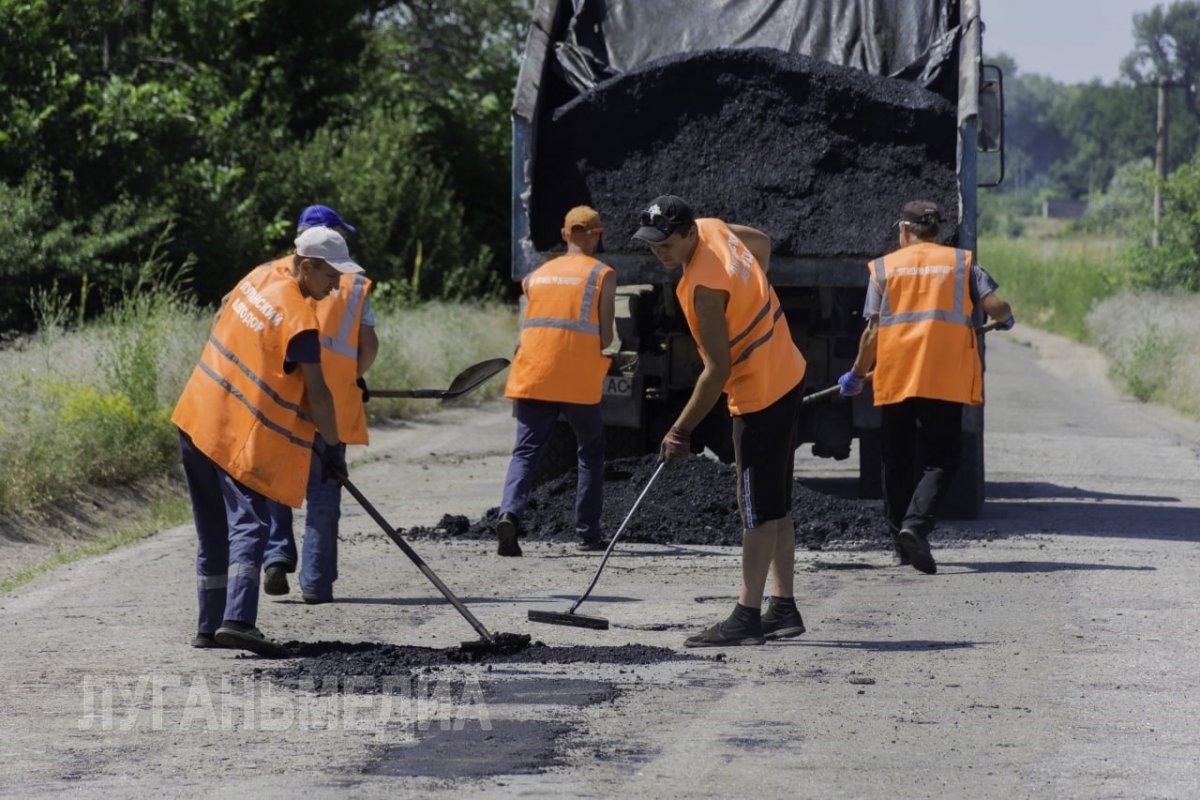 В Станично-Луганском районе ремонтируют дорогу к Ольховским дачам