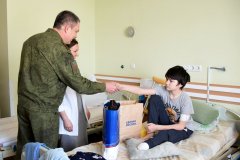 Леонид Пасечник навестил подростка, подорвавшегося на украинской мине