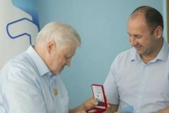 Председатель ФП ЛНР вручил лидеру "Справедливой России" памятную монету Госбанка ЛНР