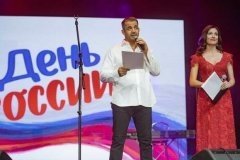 В Луганске проходит концерт, посвященный Дню России, с участием артистов из РФ