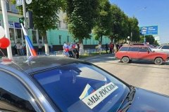 Участники флешмоба в честь Дня РФ выстроили в Луганске из машин надпись "Мы – Россия"