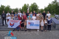 Активисты и общественники Свердловска зажгли свечи памяти в городском парке