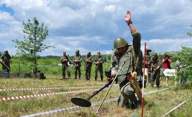 Специалисты Международного противоминного центра ВС РФ начали обучать саперов Республики