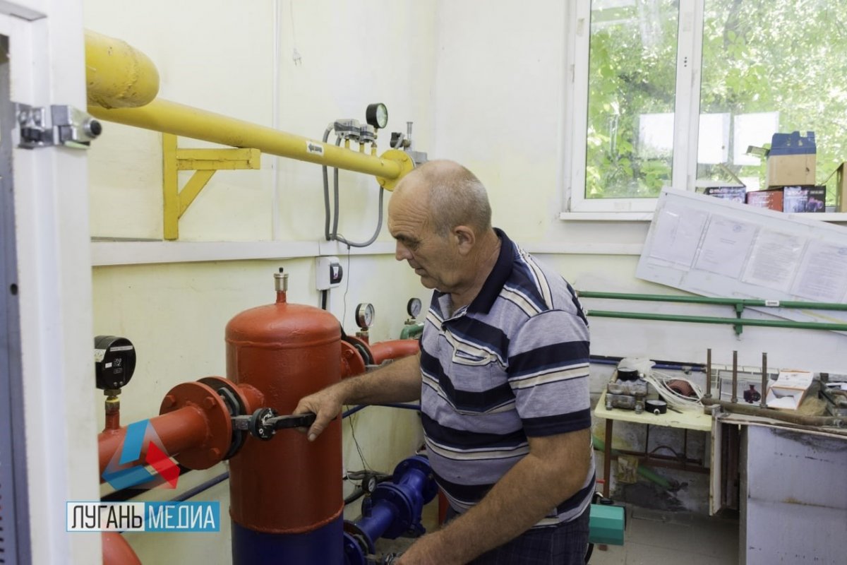 В селе Веселая гора, Славяносербского района выполняются работы по капитальному ремонту котельной ГОУ ЛНР «УВК Веселогорская школа»