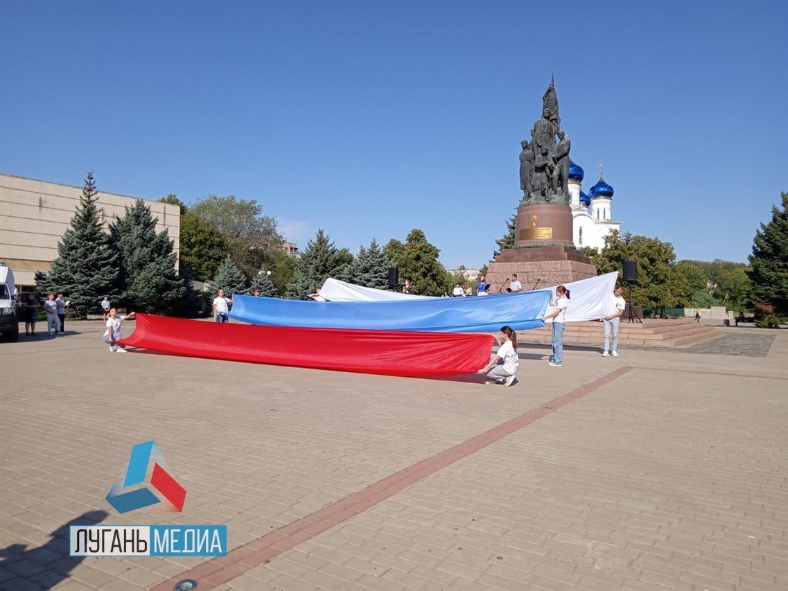 Торжественная церемония поднятия государственного флага Российской Федерации состоялась на площади им. «Молодой гвардии» в Краснодоне