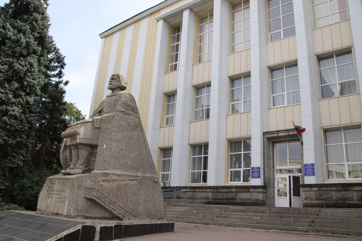 25 августа сотрудники ГУК ЛНР «Луганской Республиканской универсальной научной библиотеки им. М. Горького» получили более восьми тысяч томов от российского благотворительного фонда «Гуманитарный конвой «Быть добру».