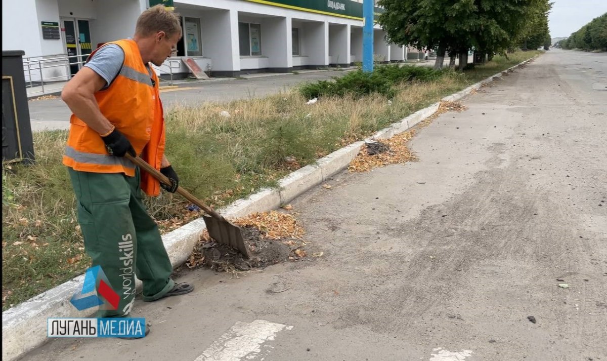 В Лисичанске МУП «Комплексный центр коммунального обслуживания» продолжает работы по восстановлению инфраструктуры города и уборке городских территорий от мусора.