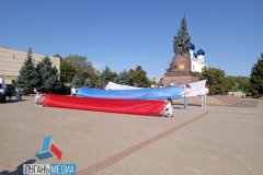 Торжественная церемония поднятия государственного флага Российской Федерации состоялась на площади им. «Молодой гвардии» в Краснодоне