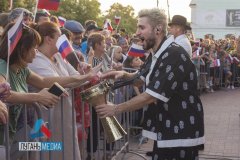 Известные российские артисты выступили в Старобельске на концерте ко Дню флага России