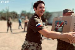 Депутат Государственной Думы РФ от Свердловской области Жанна Рябцева и представители Народной милиции ЛНР передали бойцам на передовой около 10 т снаряжения.