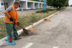В Лисичанске МУП «Комплексный центр коммунального обслуживания» продолжает работы по восстановлению инфраструктуры города и уборке городских территорий от мусора.