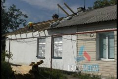 Строители из России восстанавливают кровли многоквартирных домов в Кировске