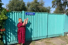 В Перевальском районе меняют украиноязычные таблички