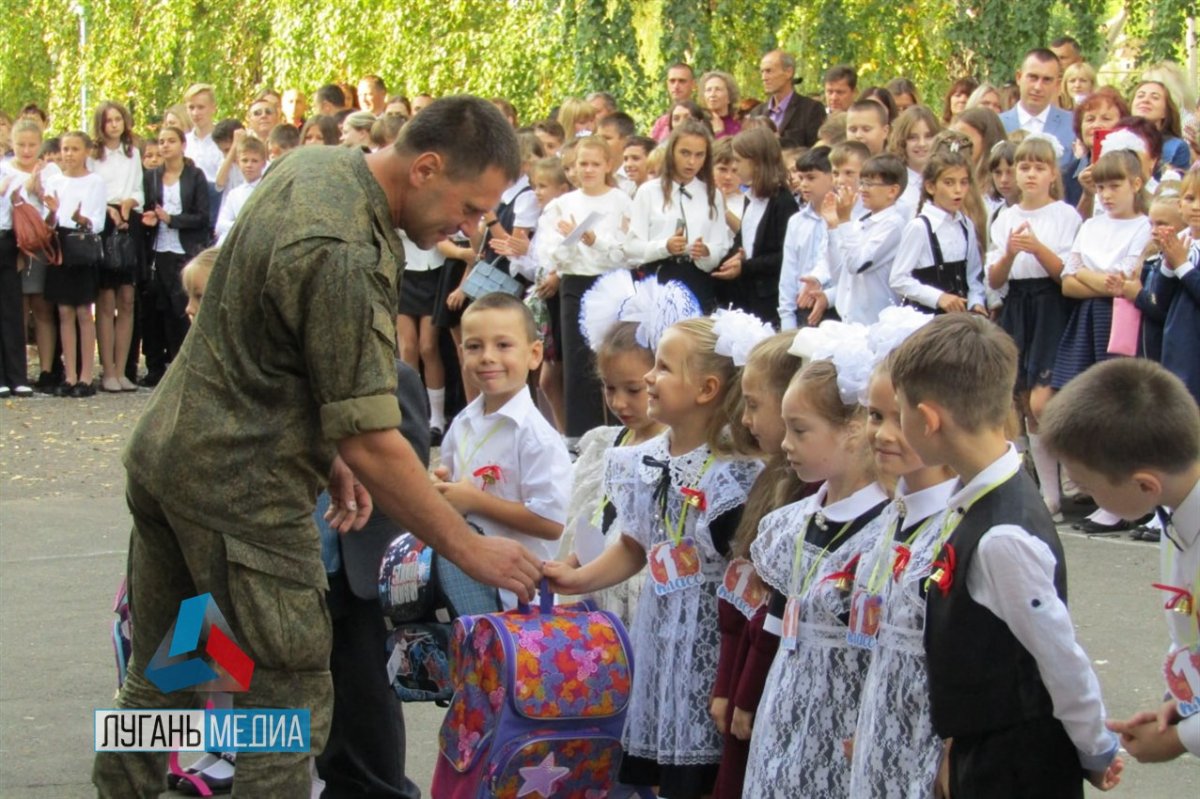 Приглашает ребят в школу в этот день звонок весёлый