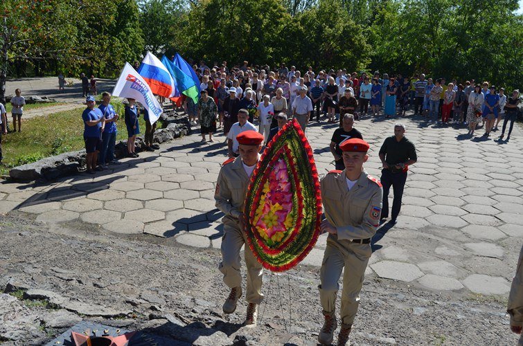 Сегодня у мемориала "Землякам нашим, за Родину павшим…" состоялся митинг, посвященный 79-й годовщине освобождения Брянки от немецко-фашистских захватчиков.