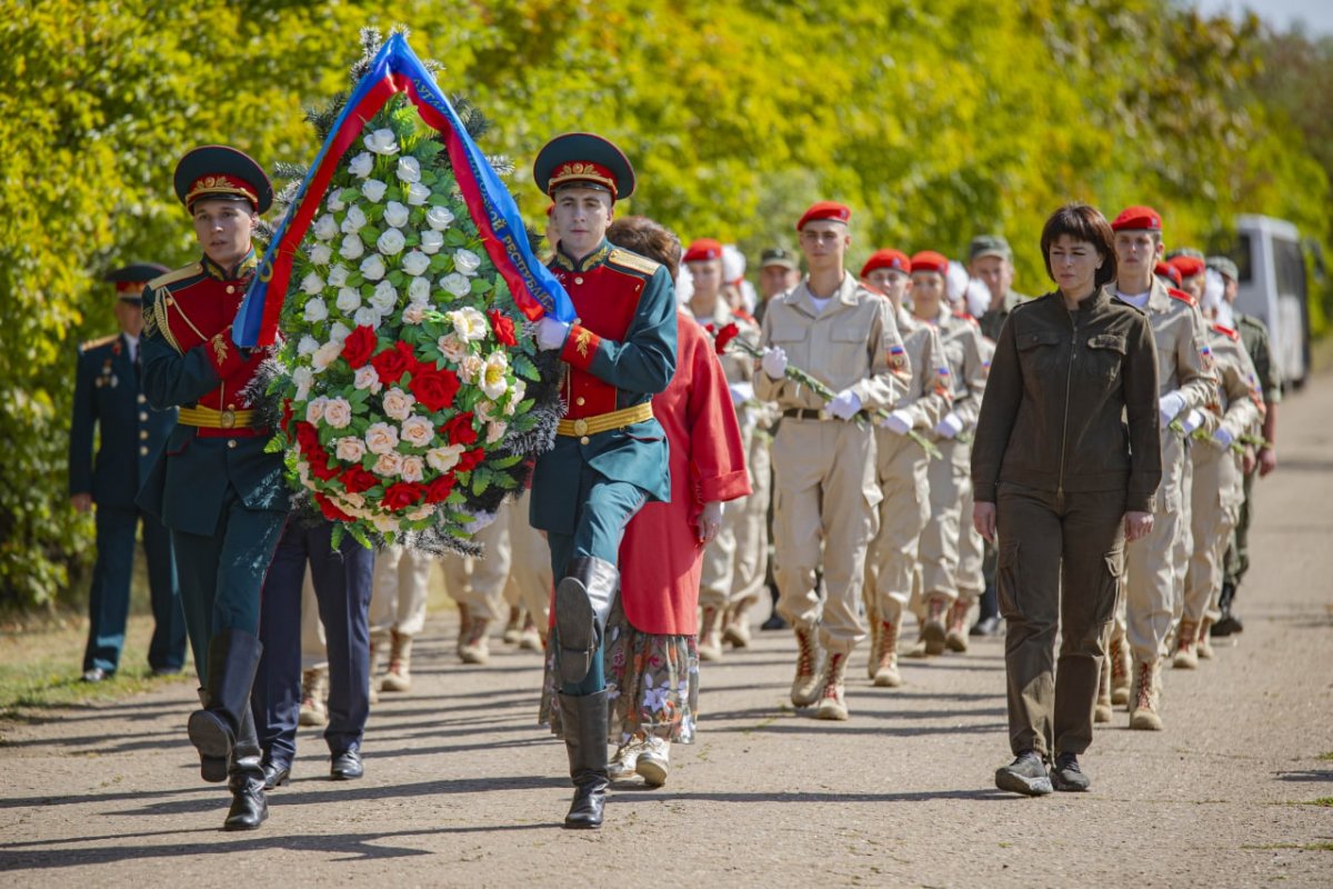 Жители Луганска почтили память павших воинов у мемориального комплекса «Не забудем, не простим»