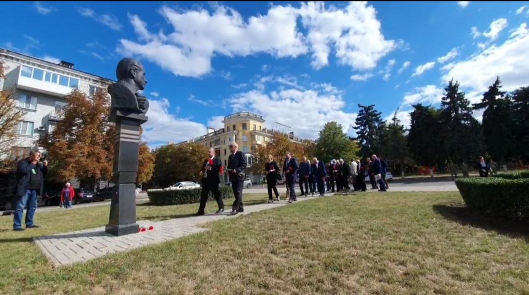 Жители Луганска возложили цветы к бюсту Почетного гражданина Луганска, первого секретаря Луганского обкома компартии Украины В. В. Шевченко.