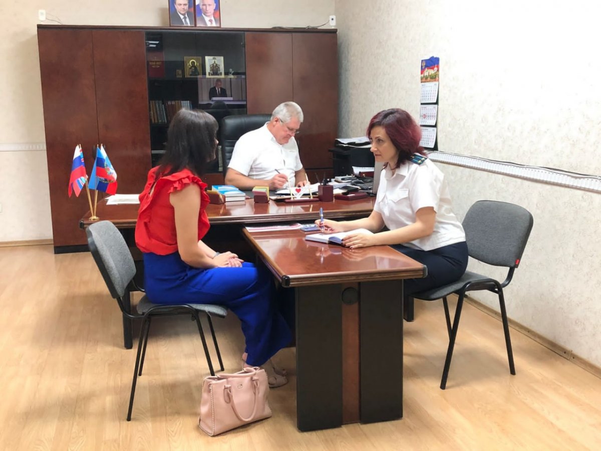 Заместитель прокурора города Красный Луч Луганской Народной Республики Басова Е.С., провела выездной приём граждан