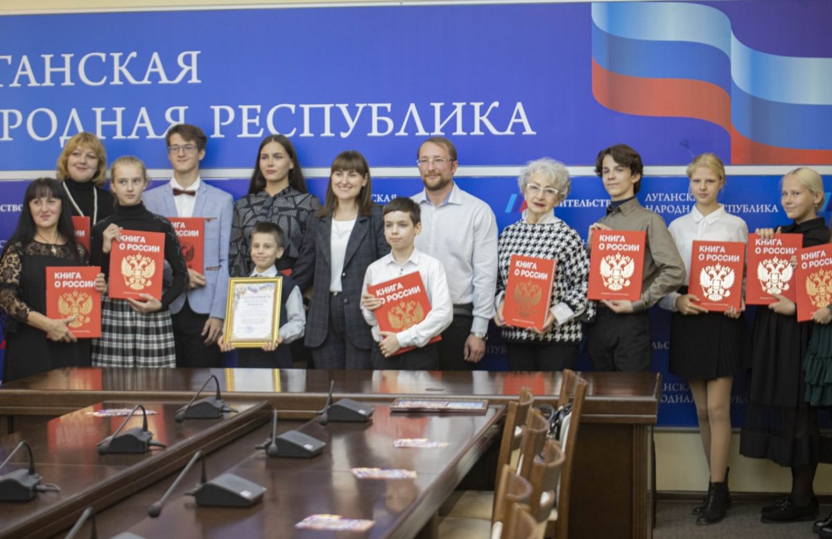 Правительство и Министерство культуры, спорта и молодежи ЛНР наградили детский ансамбль скрипачей «Веселые нотки» Луганской музыкальной школы № 1 за победу XV международной военно-музыкальном фестивале «Спасская башня»