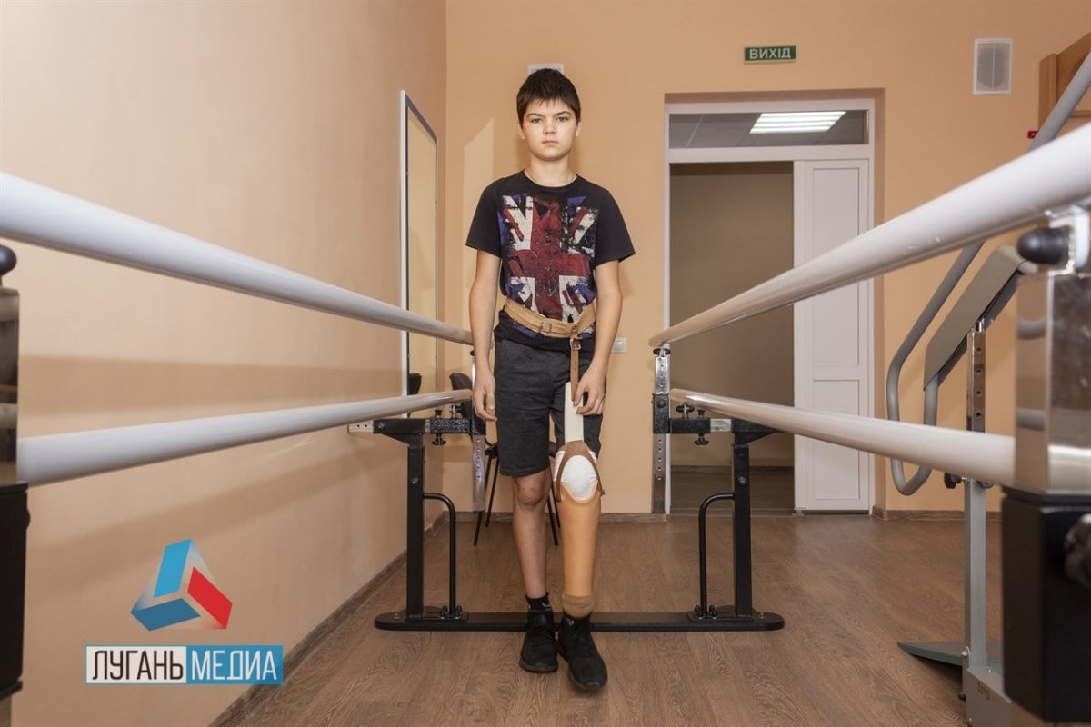 14-летний Кирилл Пинчук, потерявший стопу в результате подрыва на украинской мине, успешно осваивает протез