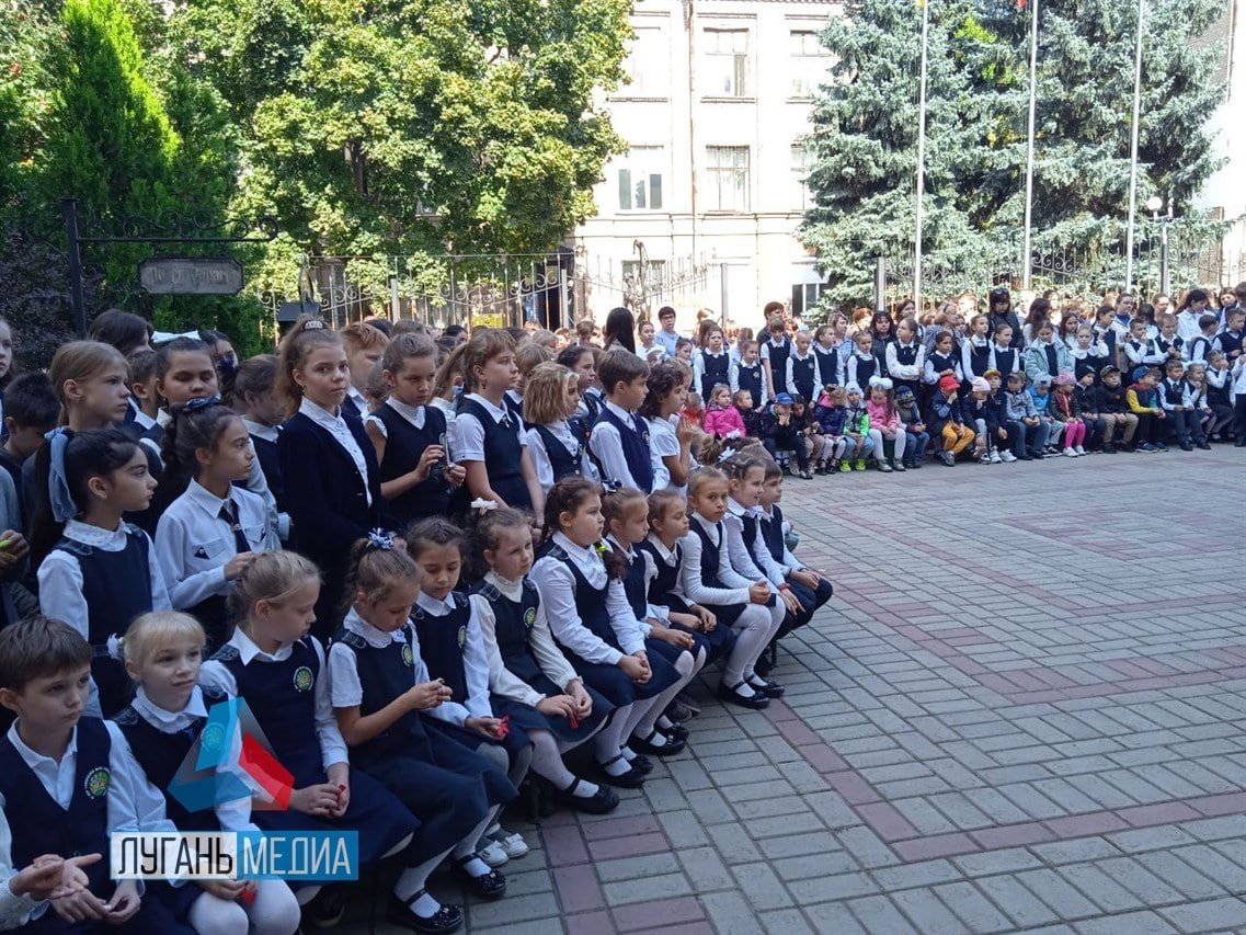 В праздник Рождества Богородицы, День Мира и День воинской славы России ученики луганского лицея зазвонили в свои колокольчики, чтобы поддержать акцию «Колокольчик мира в Луганском крае».