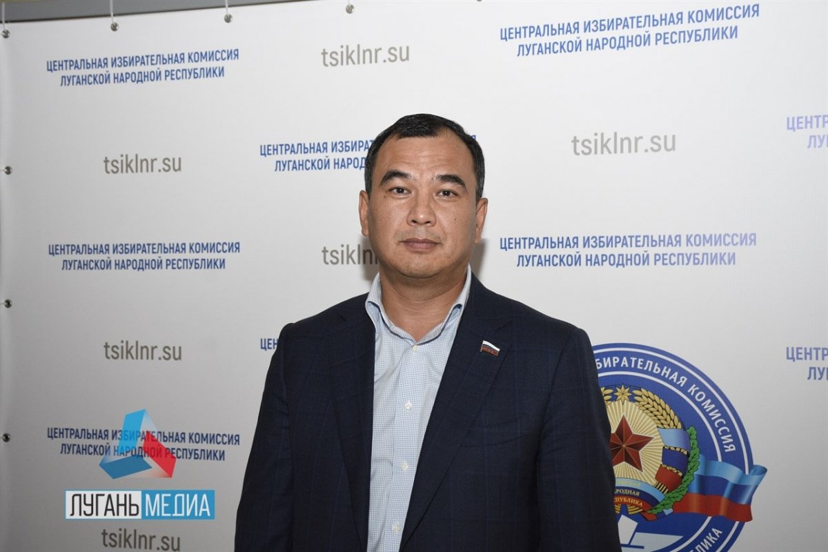 Сегодня Луганскую Народную Республику посетил депутат Государственной Думы Российской Федерации Сергей Тен, который проехал по избирательным участкам, пообщался с членами избирательной комиссии и жителями районов.