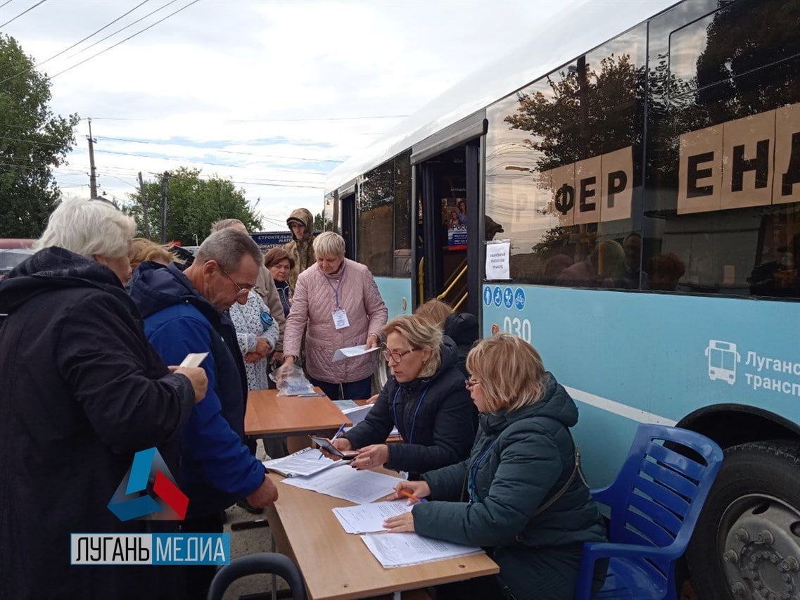 На участке № 303 в Каменнобродском районе, помимо местных, голосуют жители Лисичанска и Северодонецка