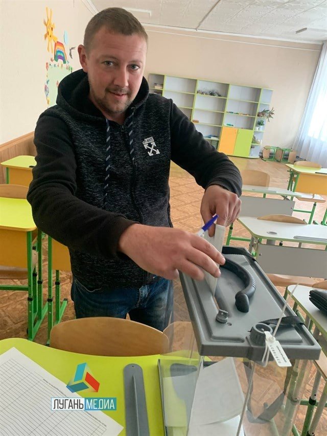 Жители Новоайдарского района 4-й день голосуют за вступление в состав Российской Федерации