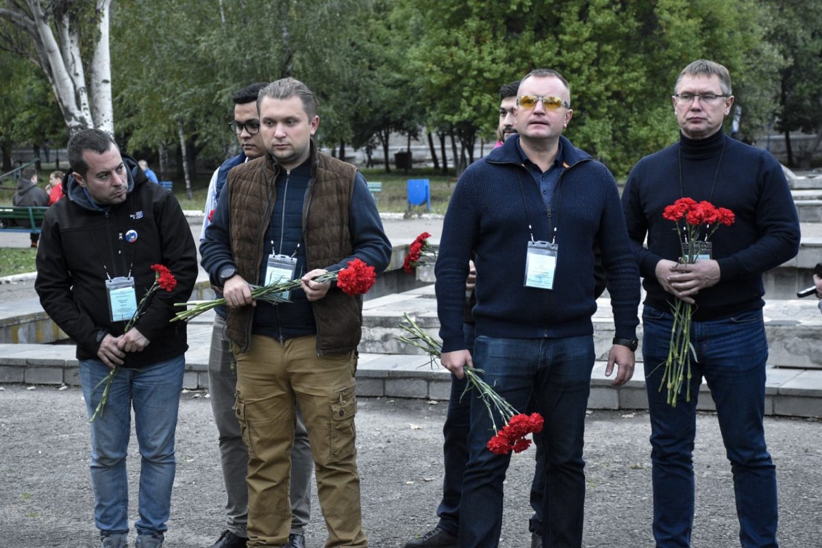 Международные наблюдатели возложили цветы к памятнику погибшим детям ЛНР