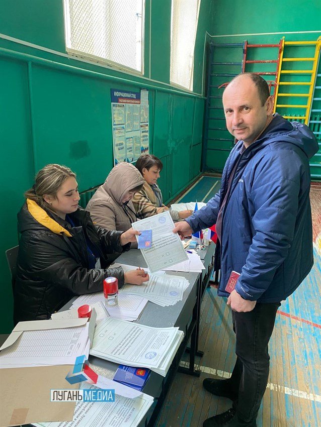 Сегодня на одном из участков отдал свой голос депутат Народного Совета ЛНР Рябушкин Игорь Николаевич.