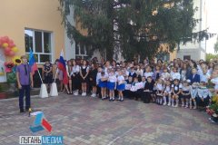 В Новоайдаре прошла торжественная линейка и был зажжен Вечный огонь