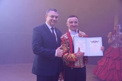 Глава ЛНР Леонид Иванович Пасечник вручил благодарственные письма артистам цирка Российской Федерации