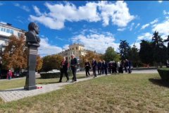 Жители Луганска возложили цветы к бюсту Почетного гражданина Луганска, первого секретаря Луганского обкома компартии Украины В. В. Шевченко.