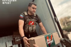 Доставили на передовую бойцам подразделения Народной милиции ЛНР технику и амуницию, закупленные на средства, собранные в рамках проекта «Всё для победы!». Куратором сбора был Артём Бичаев, член Центрального штаба Народного фронта, депутат Госдумы