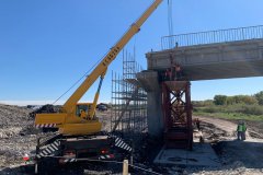 Вблизи населенного пункта Красная Таловка мостовики компании «АльмакорГруп» из России установили временный мост и объездной путь через Деркул на 3-м километре автодороги