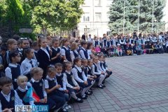 В праздник Рождества Богородицы, День Мира и День воинской славы России ученики луганского лицея зазвонили в свои колокольчики, чтобы поддержать акцию «Колокольчик мира в Луганском крае».