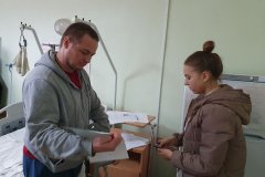 Пациенты и медперсонал Луганской республиканской клинической больницы голосуют на референдуме