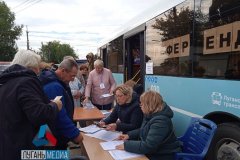 На участке № 303 в Каменнобродском районе, помимо местных, голосуют жители Лисичанска и Северодонецка