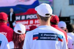 В центре Луганска вместе с горожанами смотрим обращение Владимира Путина!