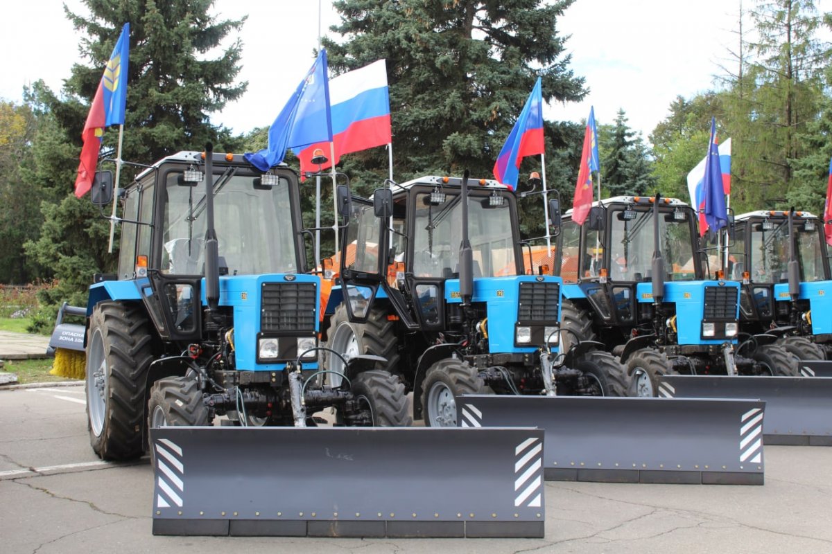 Передача спецтехники и навесного оборудования  Славяносербскому району от Алтайского края Российской Федерации