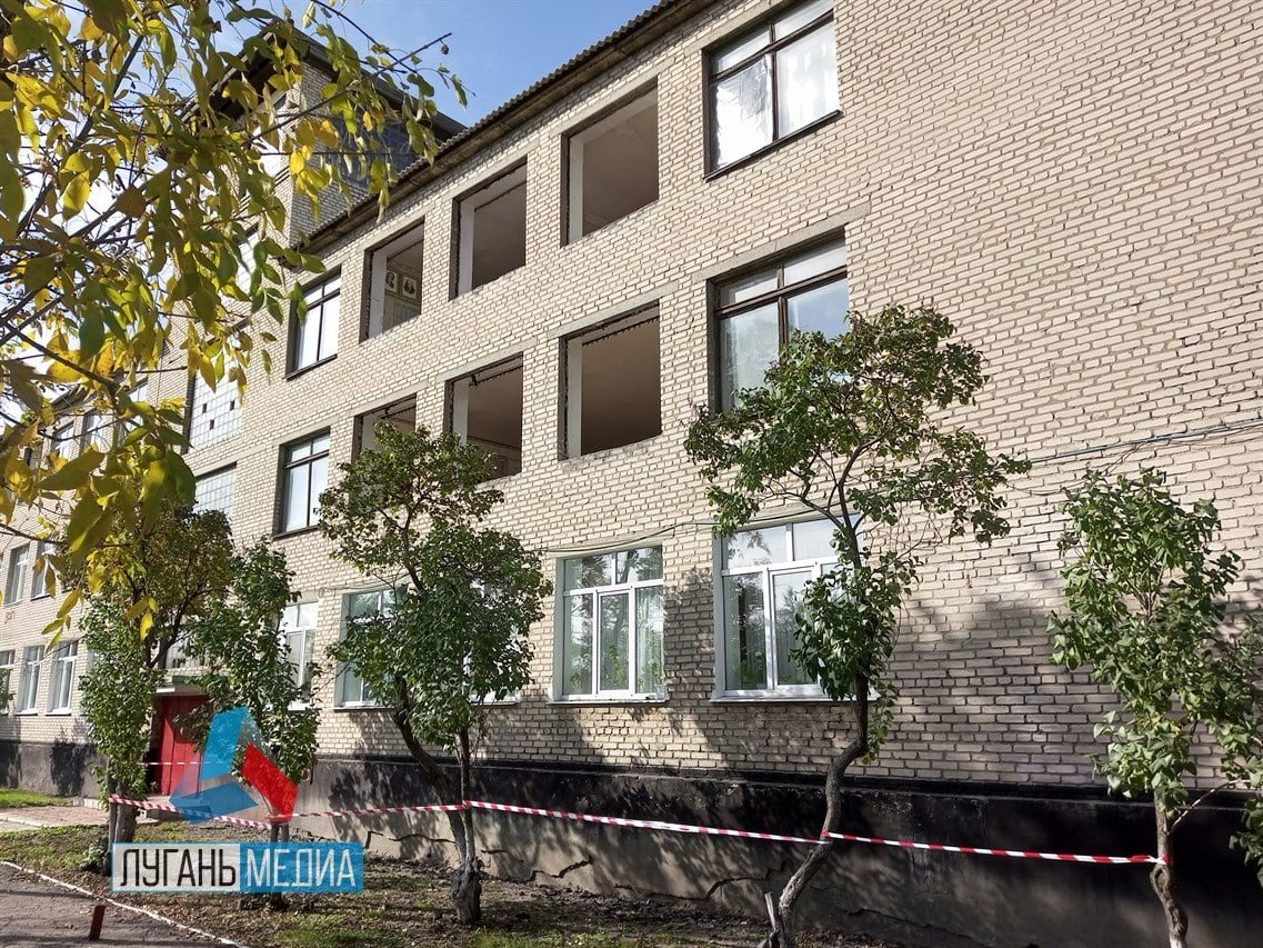 11 октября в УВК № 29 г. Стаханова началось восстановление остекления здания, которое пострадало в результате обстрела города