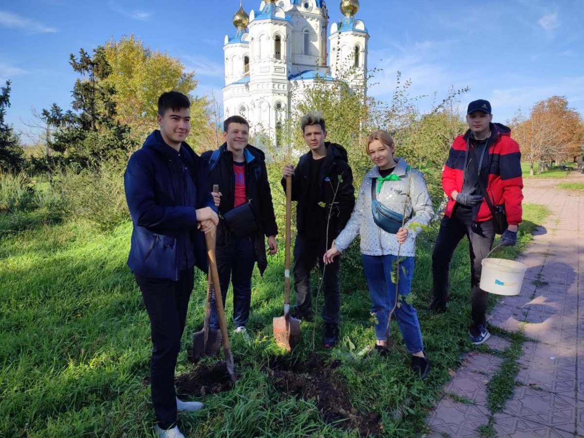 19 октября в "Университетском парке" Далевского университета прошла высадка зеленых насаждений