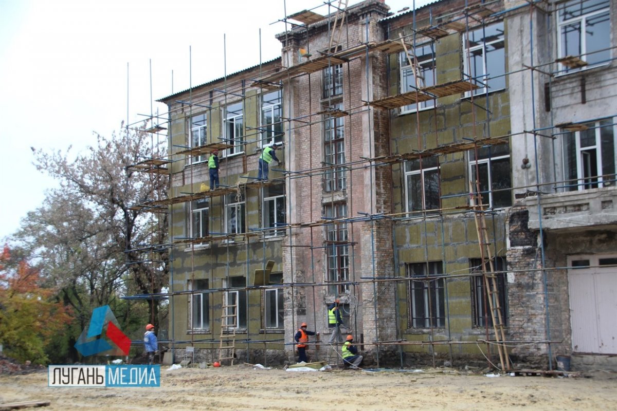 В рамках соглашения о сотрудничестве между Иркутской областью и городом Кировском продолжаются ремонтные работы в ГОУ ЛНР «Кировская средняя школы № 1»