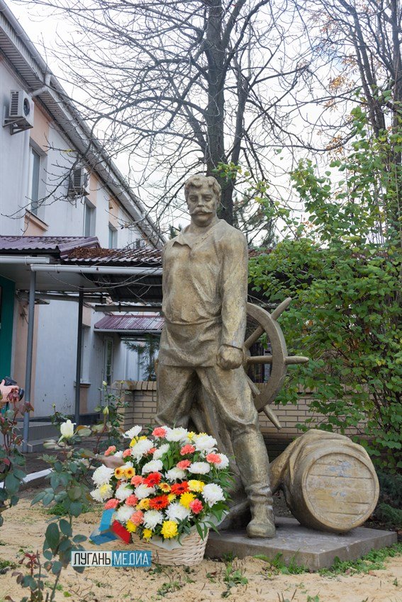 Возложение цветов к памятнику Павлу Луспекаеву в образе легендарного таможенника Верещагина по случаю празднования Дня таможенника