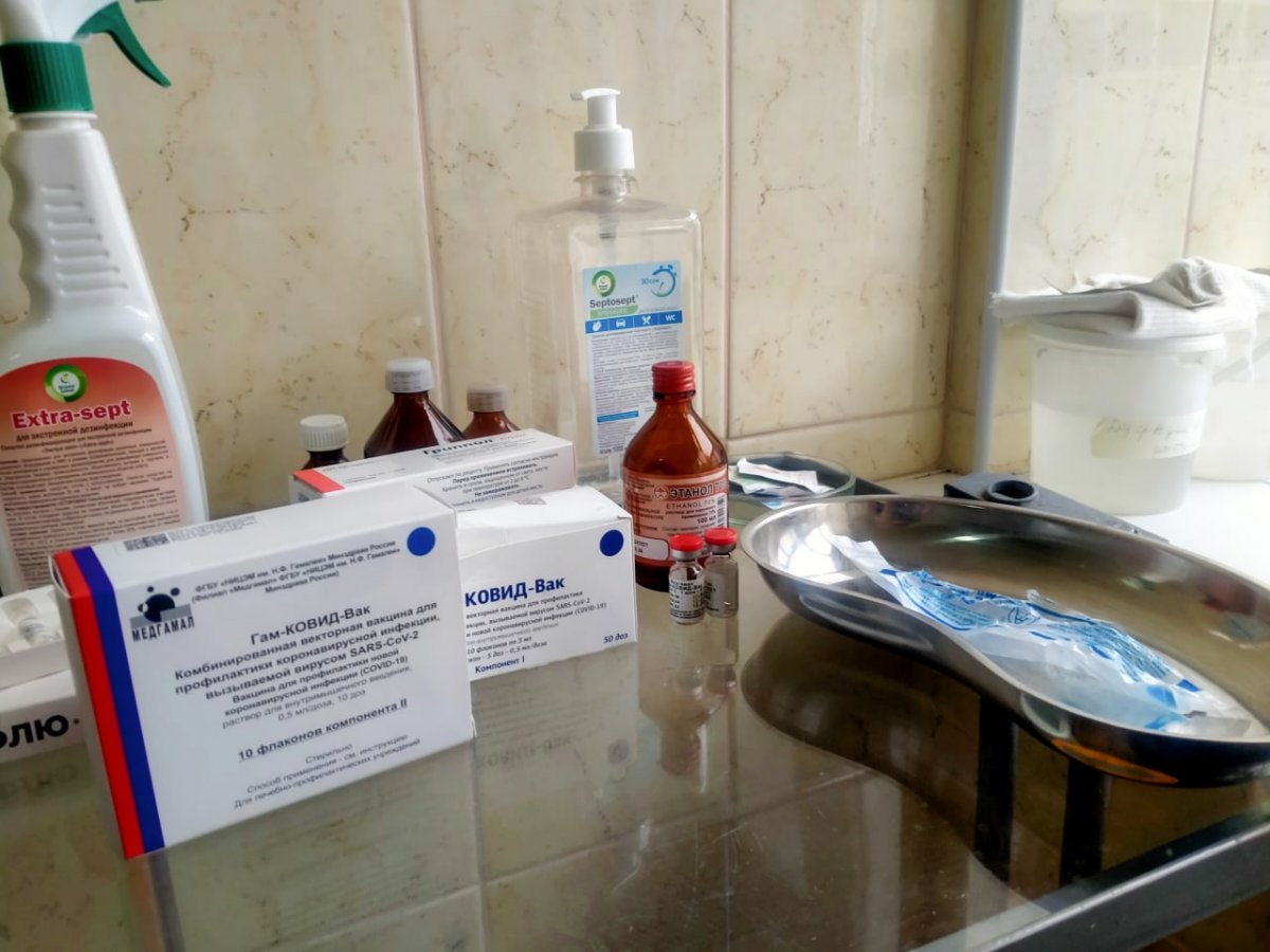В луганской поликлинике № 11 ежедневно прививаются от гриппа и коронавируса