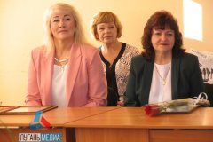 Слова благодарности педагогам Лутугинщины и вручение наград за высокий профессионализм. В районной Администрации  состоялось торжественное мероприятие, приуроченное ко Дню учителя.
