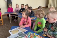 В преддверии Дня почты к воспитанникам детского сада Павловки города Брянки пришла Ольга Скрыпник, сотрудница ГУП ЛНР «Почта ЛНР».