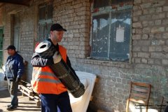 В Стаханов из Омской области прибыла очередная фура с необходимыми строительными материалами.
